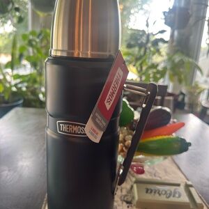 Thermos Black and Silver Insulated Bottle, hot and cold, 68 oz, 2 l